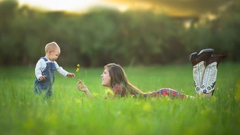 Saya menggunakan kamera pada tahun 2015 untuk mulai mendokumentasikan kehidupan anak-anak saya. Saya tidak menyadari pada saat itu akan membawa saya seperti sekarang. Menurut pendapat saya, sebuah bentuk seni tidak boleh berakhir, kecuali jika Anda melakukannya karena alasan yang salah. Saya suka apa yang saya lakukan dan saya suka terus belajar tentang apa yang saya lakukan, tetapi jika Anda hanya ingin menghasilkan uang darinya, Anda tidak akan memiliki keinginan untuk belajar atau menjadi lebih baik dan pada akhirnya akan kehabisan tenaga, kata Phillip. Foto: Phillip Haumesser via Demilked