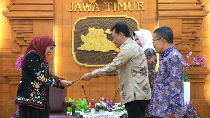 Gubernur Jatim saat memberikan Surat Keputusan Plh wali kota kepada Sekda Kota Batu