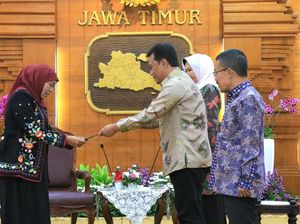 Pesan Khofifah untuk Plh Wali Kota Batu: Beri yang Terbaik untuk Wisatawan