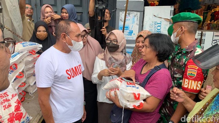 Gubsu Edy saat membuka pasar murah beras di Pasar Simpang Limun Medan. (Kartika Sari/detikSumut)
