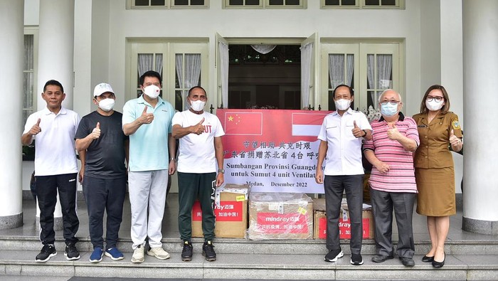Gubsu Edy saat menerima bantuan ventilator dari China
