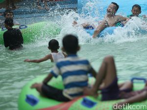 Musim Hujan Tak Surutkan Antusiasme Wisatawan di Gumati Waterpark