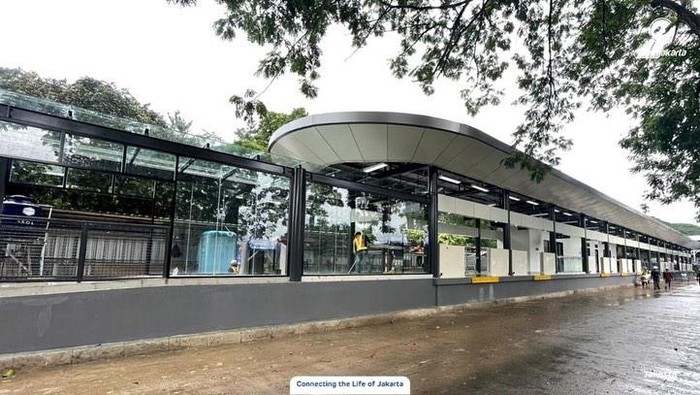 Halte TransJakarta di Ragunan, Jakarta Selatan (Jaksel), kembali dibuka oleh pengelola usai halte menjalani revitalisasi sekitar bulan September lalu. Warga kembali bisa mengunakan Halte TransJakarta di Ragunan.