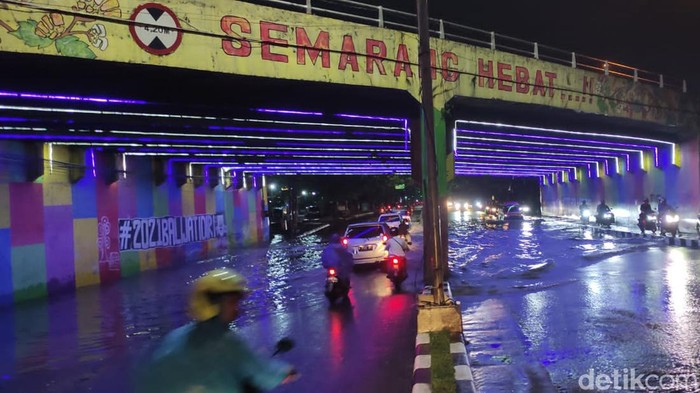 Jalan Arteri Soekarno-Hatta tergenang banjir, Semarang, Senin (26/12/2022) malam.