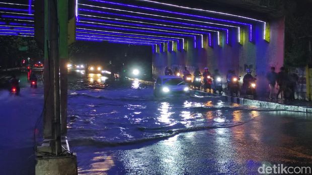 Jalan Arteri Soekarno-Hatta tergenang banjir, Semarang, Senin (26/12/2022) malam.
