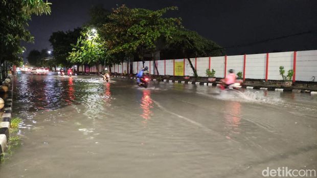 Jalan Arteri Soekarno-Hatta tergenang banjir, Semarang, Senin (26/12/2022) malam.