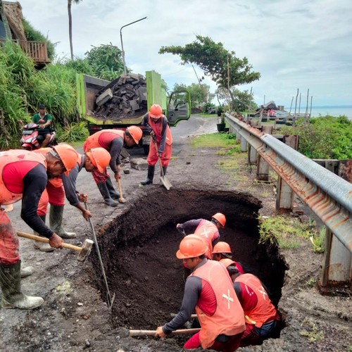 Jalan menuju Pantai Cemagi, Mengwi, Badung, Bali, jebol hingga lubang menganga akibat gempuran ombak pada Senin (26/12/2022) malam.