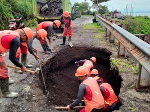 Turis Waspada! Jalan ke Pantai Cemagi Jebol-Lubang Menganga