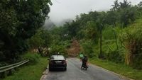 Jalan Poros Maros-Bone Tertutup Longsor Di Cenrana, Lalin Tertahan!