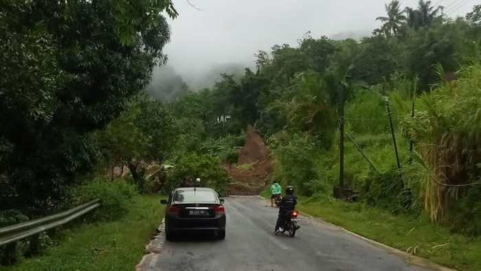 Jalan Poros Maros-Bone tertutup longsor di Cenrana. (dok. Istimewa)