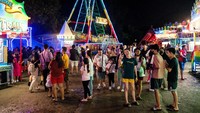 Orang-orang mengunjungi karnaval Natal di Kota Marikina, Metro Manila, Filipina, Selasa (20/12/2022).