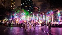 Orang-orang mengunjungi pertunjukan cahaya Natal di Makati City, Metro Manila, Filipina. Suasana di ibu kota Manila ini pun ramai termasuk dengan adanya puluhan patung Natal yang berkedip-kedip dan lampu-lampu yang diatur yang membentang di seberang jalan.