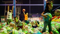 Anak-anak maupun dewasa ramai-ramai mendatangi area bermain dadakan ini.  