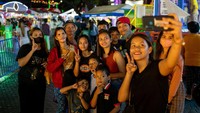 Sejumlah pengunjung berswafoto di lokasi taman bermain.  