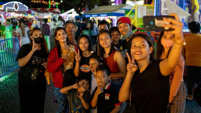 Jalanan di Filipina βDisulapβ Jadi Taman Bermain Natal, Seru Abisβ¦ People visit a Christmas carnival in Marikina City, Metro Manila, Philippines, December 20, 2022. REUTERS/Lisa Marie David