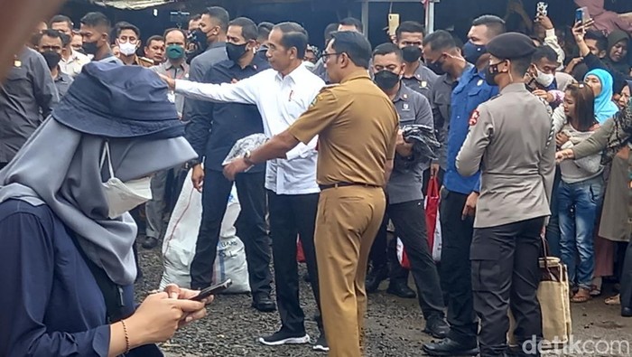 Jokowi mengunjungi Pasar Terminal Subang