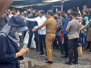 Jokowi Kunjungi Pasar Terminal Subang: Cek Harga hingga Beri Bantuan