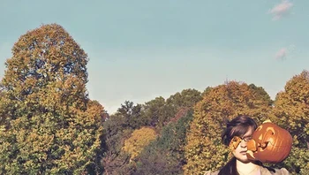 Ditimpuk labu Holloween. Foto: Kaija Straumanis