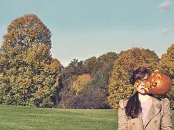 Kocak Tapi Kreatif, Foto Potrait Ditimpuk Beraneka Benda