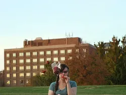 Kocak Tapi Kreatif, Foto Potrait Ditimpuk Beraneka Benda