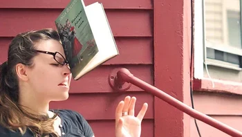 Ditimpuk buku...Foto: Kaija Straumanis