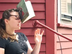 Kocak Tapi Kreatif, Foto Potrait Ditimpuk Beraneka Benda