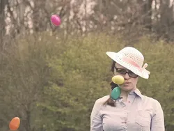 Kocak Tapi Kreatif, Foto Potrait Ditimpuk Beraneka Benda