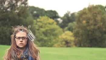 Staumanis mengubah adegan sehari-hari saat berjalan di taman atau membaca buku menjadi momen ditimpuk dengan berbagai benda. Foto: Kaija Straumanis