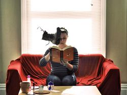 Kocak Tapi Kreatif, Foto Potrait Ditimpuk Beraneka Benda