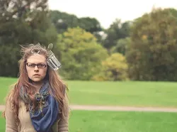 Kocak Tapi Kreatif, Foto Potrait Ditimpuk Beraneka Benda