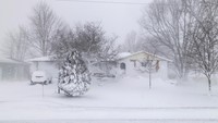 Sebuah rumah tertutup salju selama badai musim dingin di dekat Wainfleet Ontario, Kanada, Senin (26/12/2022).  