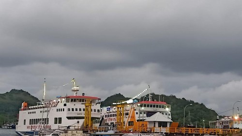 Kapal feri di Pelabuhan Labuan Bajo saat penutupan pelayaran karena cuaca buruk, Minggu (25/12/2052).