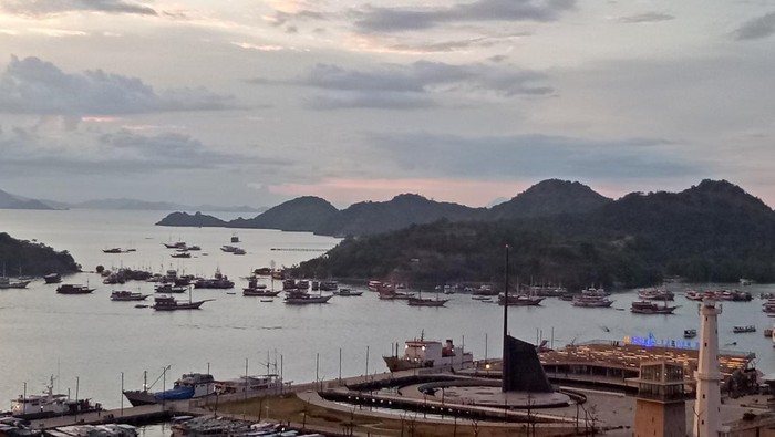 Kapal-kapal wisata di seputar kawasan Marina Waterfront Labuan Bajo, Manggarai Barat, NTT. (Foto: Ambrosius Ardin/detikBali)