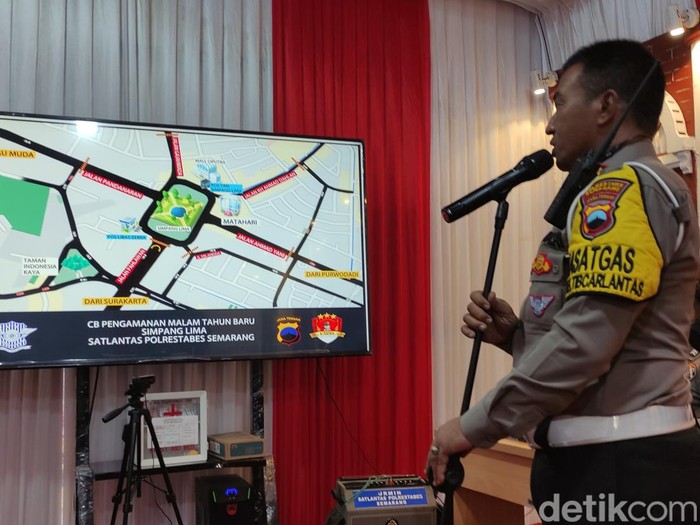 Kasatlantas Polrestabes Semarang AKBP Sigit saat menjelaskan rencana rekayasa lalu lintas saat malam tahun baru di Posko Terpadu Nataru Simpang Lima Semarang, Selasa (27/12/2022).