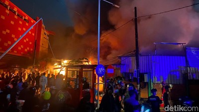 Potret Pasar Sentral Makassar: Kios-kios Dilalap Si Jago Merah