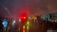 Sejumlah pedagang dan masyarakat sekitar berkerumun menyaksikan peristiwa kebakaran ini. Tak ada laporan korban jiwa akibat kebakaran ini, sedangkan kerugian materil belum diketahui. Foto: Agil Asrifalgi/detikSulsel