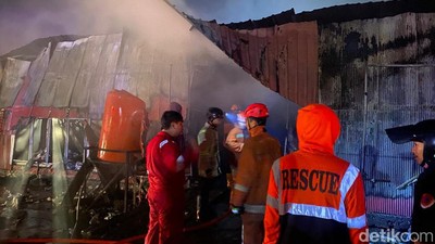 Potret Lapak Pedagang Pasar Sentral Makassar Hangus Dilahap Si Jago Merah