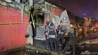 Sejumlah petugas kepolisian berjaga di tengah proses pendinginan. Foto: Agil Asrifalgi/detikSulsel