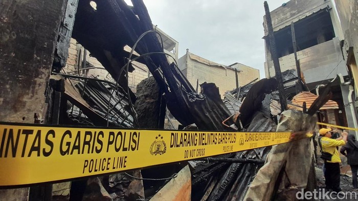 Lokasi kebakaran rumah di Mampang, Jakarta Selatan dipasangi garis polisi. Sejumlah rumah rusak akibat kebakaran.
