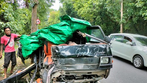 Kondisi pikap L300 ringsek di bagian depan akibat tabrakan dengan truk di Hutan Cekik, Banjar Sumbersari, Desa Melaya, Kecamatan Melaya, Kabupaten Jembrana, Selasa (27/12/2022).