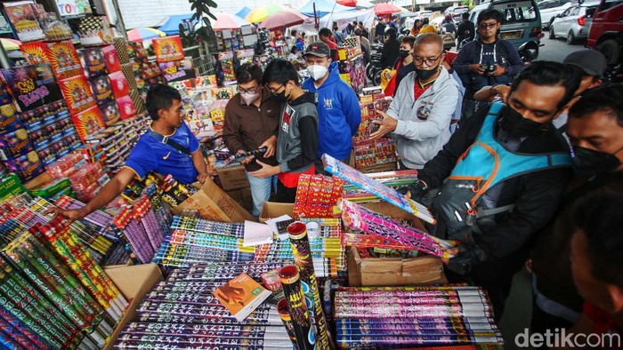 Kembang Api Tahun Baru Mulai Diburu Warga Penjual menjajakan kembang api di Kawasan Pasar Pagi, Jakarta, Selasa (27/12/2022). Jelang pergantian tahun para pedagang kembang api mulai ramai diserbu pembeli.