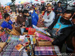Kembang Api Mulai Diburu Warga Jelang Tahun Baru