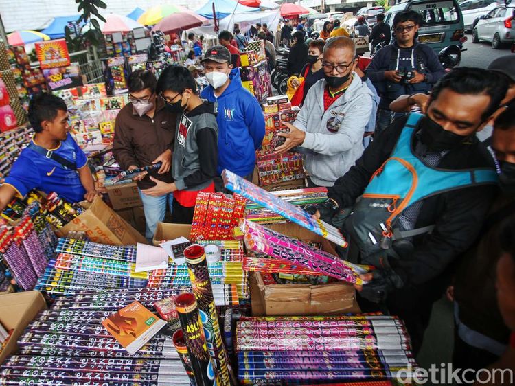 Kembang Api Mulai Diburu Warga Jelang Tahun Baru
