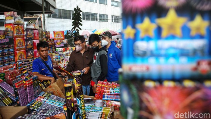 Penjual menjajakan kembang api di Kawasan Pasar Pagi, Jakarta, Selasa (27/12/2022). Jelang pergantian tahun para pedagang kembang api mulai ramai diserbu pembeli.