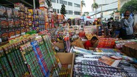 Para pedagang di kawasan ini juga menjual menjual kembang api dengan harga grosir.