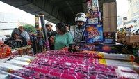 Biasanya menjelang tahun baru, para pembeli memburu kembang api untuk dijual kembali maupun merayakan malam pergantian tahun bersama keluarga.