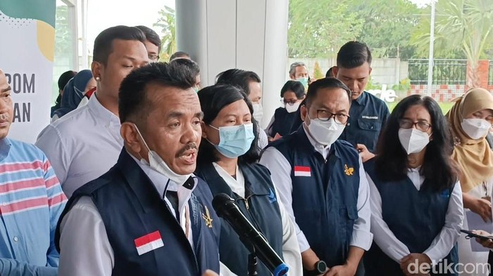 Kepala Balai Besar POM di Medan, Martin Suhendri saat konferensi pers di Fasilitas Pengelolaan Limbah Terpadu (FPLT) PT Adhi Karya, Kecamatan Labuhan Deli, Deli Serdang, Selasa (27/12). (Goklas Wisely).
