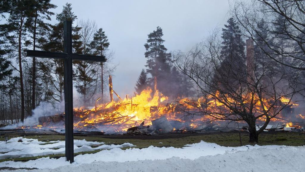 Gereja Kayu Kuno di Finlandia Terbakar