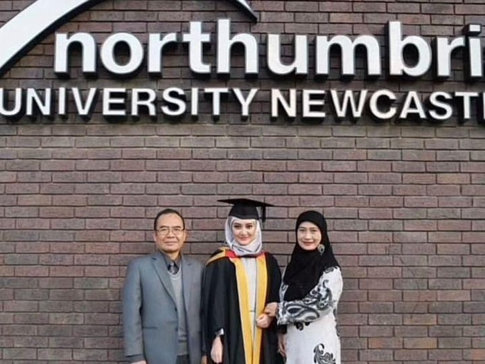 Kisah wanita yang menemukan buku diary milik almarhum bapaknya, yang ingin melanjutkan studi S-3 di Inggris. Tanpa sadar, sang anaklah yang mewujudkan impian tersebut.