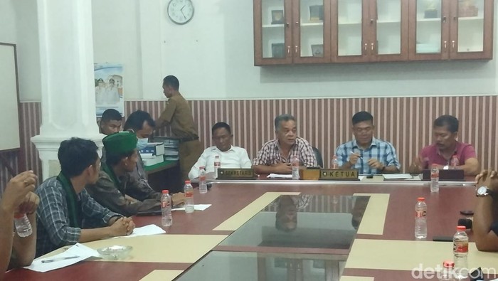 Komisi C DPRD Asahan saat berdialog dengan mahasiswa dan masyarakat terkait persoalan kerusakan jalan di Asahan.